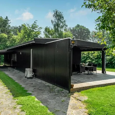 Сasa de vacaciones Four-bedroom In Tisvildeleje